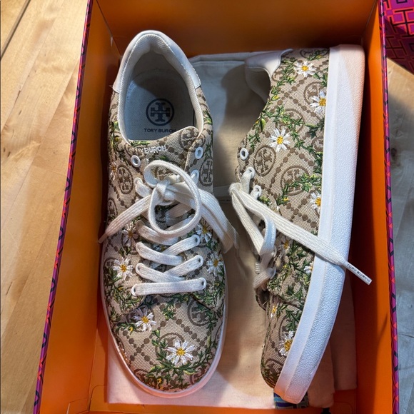 Tory Burch Howell T Monogram Daisy Embroidered Sneakers Size 9 OB & Duster - Picture 8 of 10